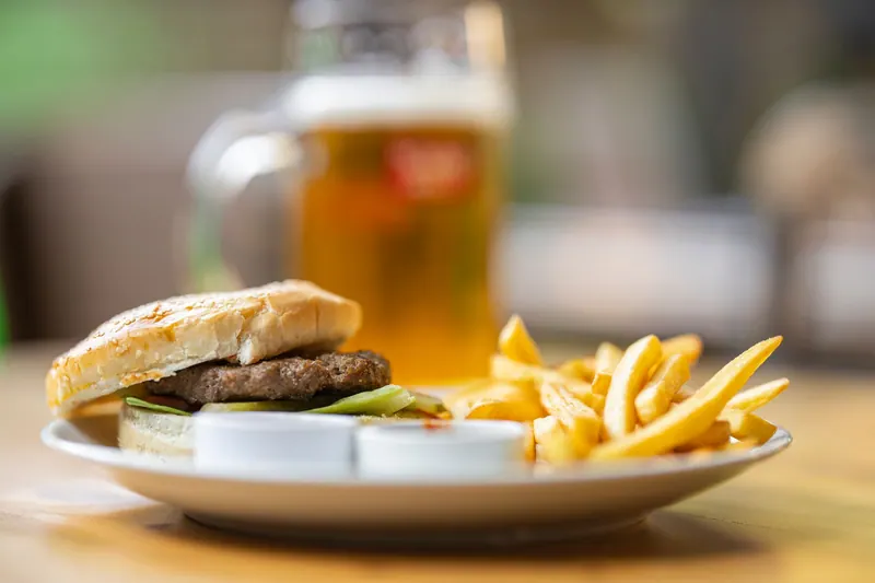 Brezel und Bier auf einem Holztisch