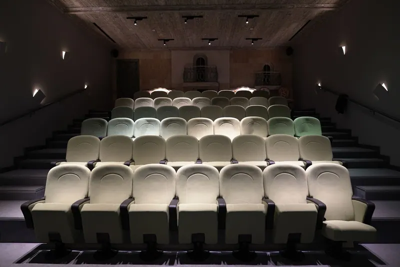 Publikum in Liegestühlen bei einem Open-Air-Kino am Abend